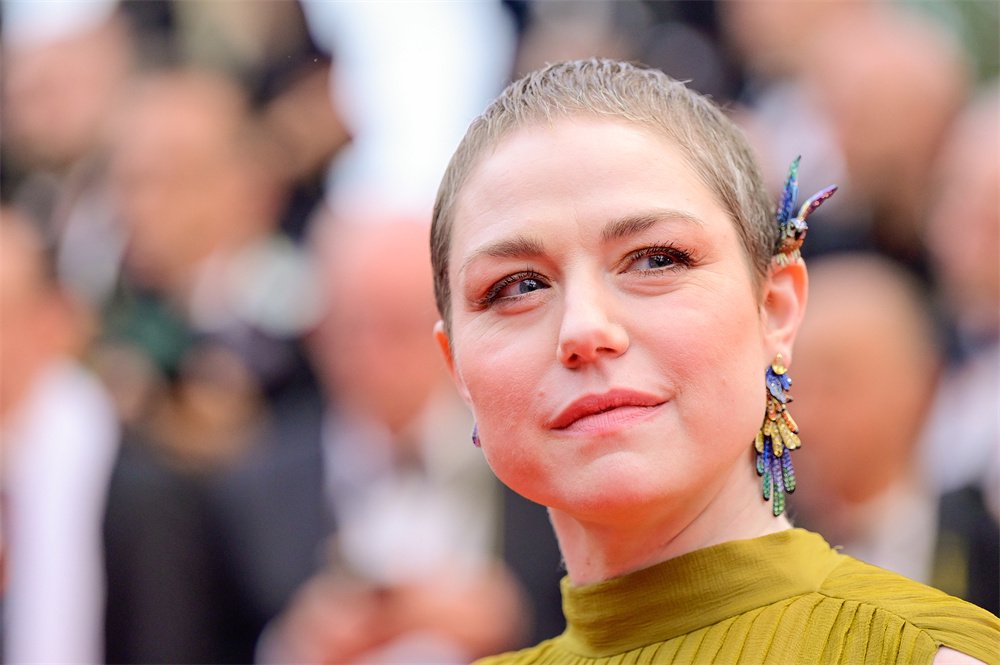 当地时间2024年5月14日，法国戛纳，艾米莉·德奎恩出席第77届戛纳电影节开幕式红毯。视觉中国 图