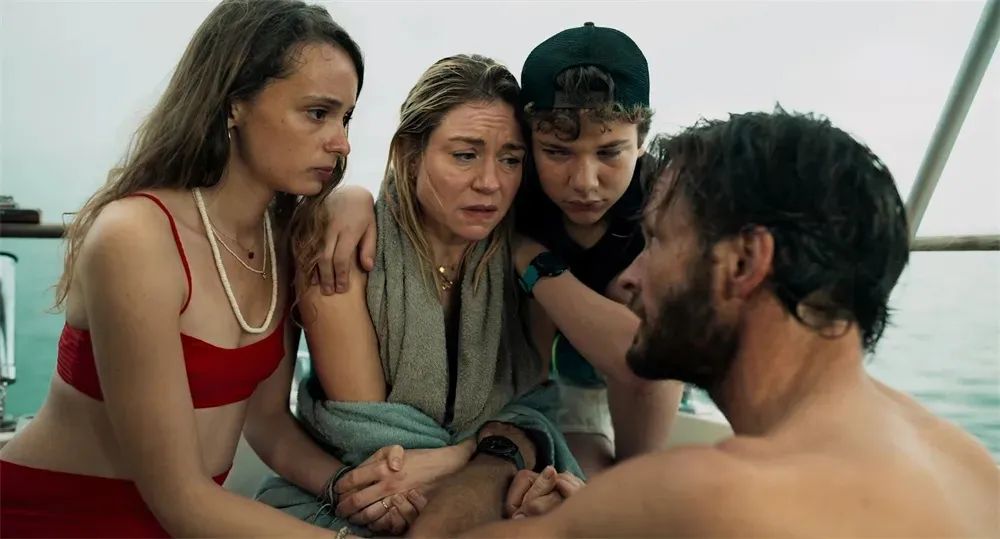 艾米莉·德奎恩（中）在《只要活着》中饰演一位坚强的母亲