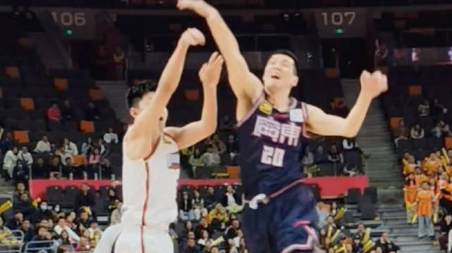 出现失误，任骏飞回防贡献大帽CBA