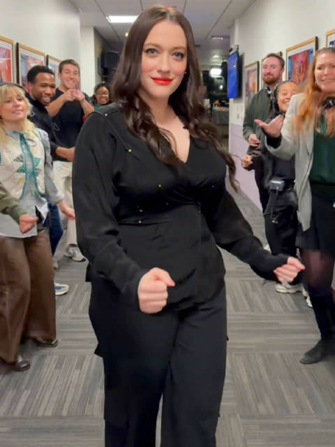 破产姐妹'麦克斯'和'Jennifer Hudson'节目互动搞笑对比