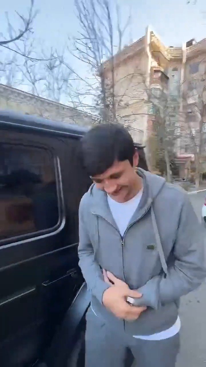 曼城小将胡桑诺夫获赠奔驰大G庆祝世预赛归国