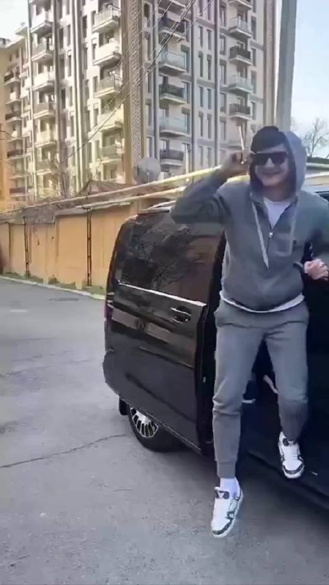 曼城胡桑诺夫获赠奔驰大G 将爱车转赠父亲引热议