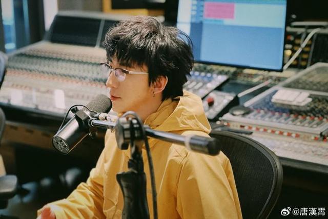 唐汉霄在录歌 图片来源：唐汉霄微博