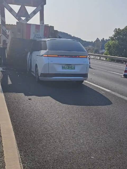 小鹏X9高速追尾事件引发众人猜疑