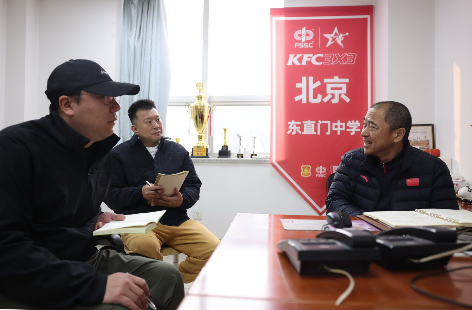 3月10日一早,東直門中學體育中心主任吳曉峰(右一)在和體育老師一起備課。新京報記者 李木易 攝