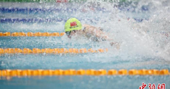 全国春季游泳锦标赛开赛 孙佳俊男子100米蝶泳摘金