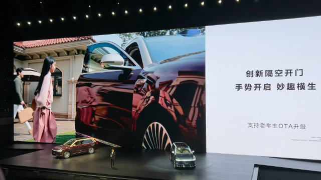 全新问界 M9 手势开门，重点是支持老车主升级