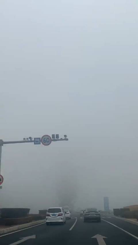 在大连马路上偶遇加勒比海盗大船！