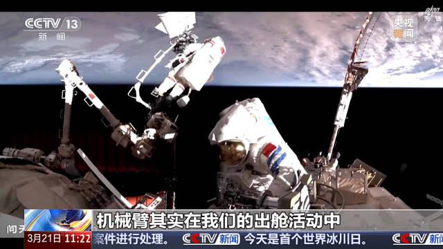 航天员带零食饮料太空行走