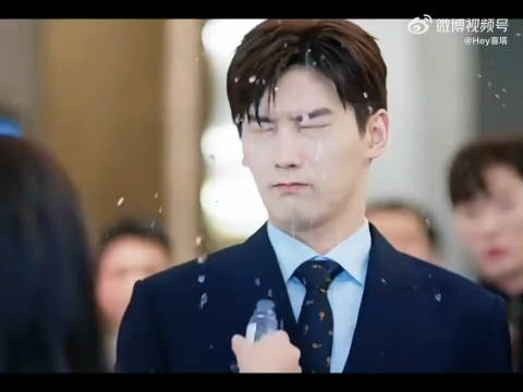 邢昭林在新剧里饰演霸总肖穆丞，那浓重的黑眼圈格外抢镜，像极了熊猫