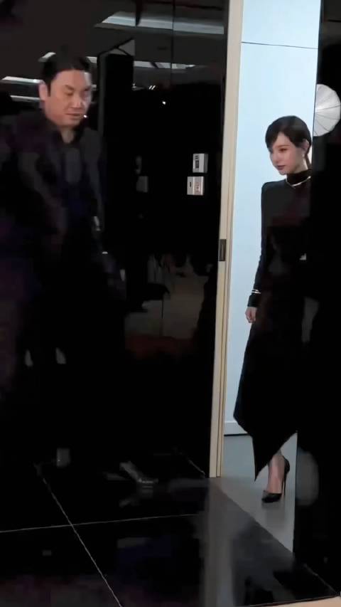 金智媛简单的妆造，极致的美貌，当时太阳的后裔她出场的时候，毫不夸张…