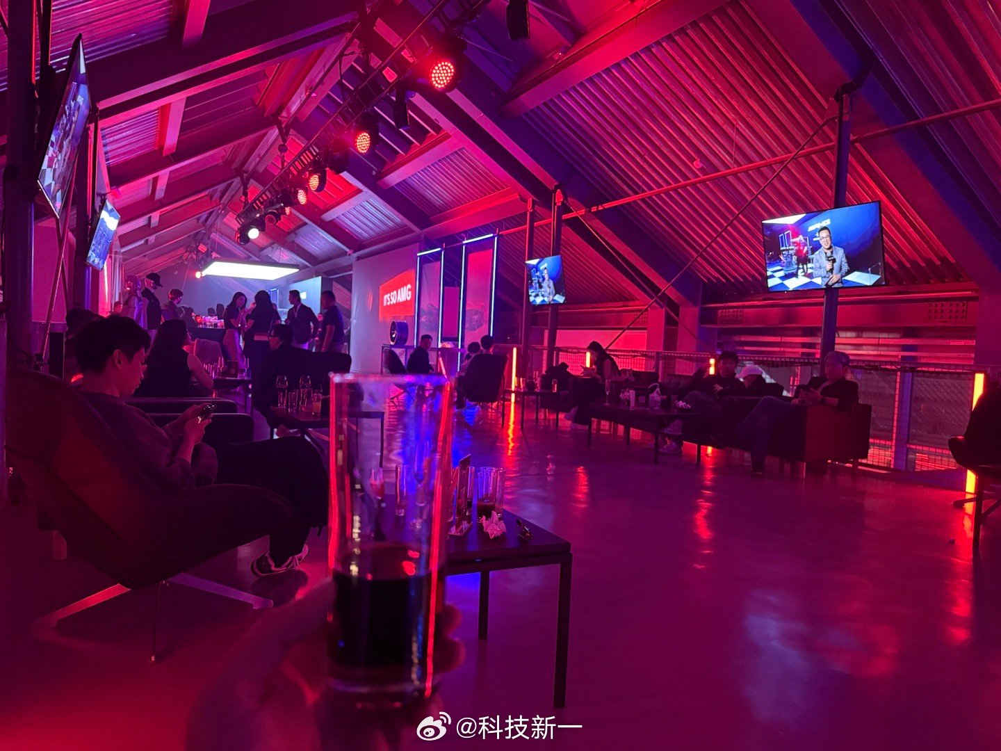 奔驰AMG之夜发布会太松弛了，有卡座，有红酒，有DJ，有唱歌跳舞的…