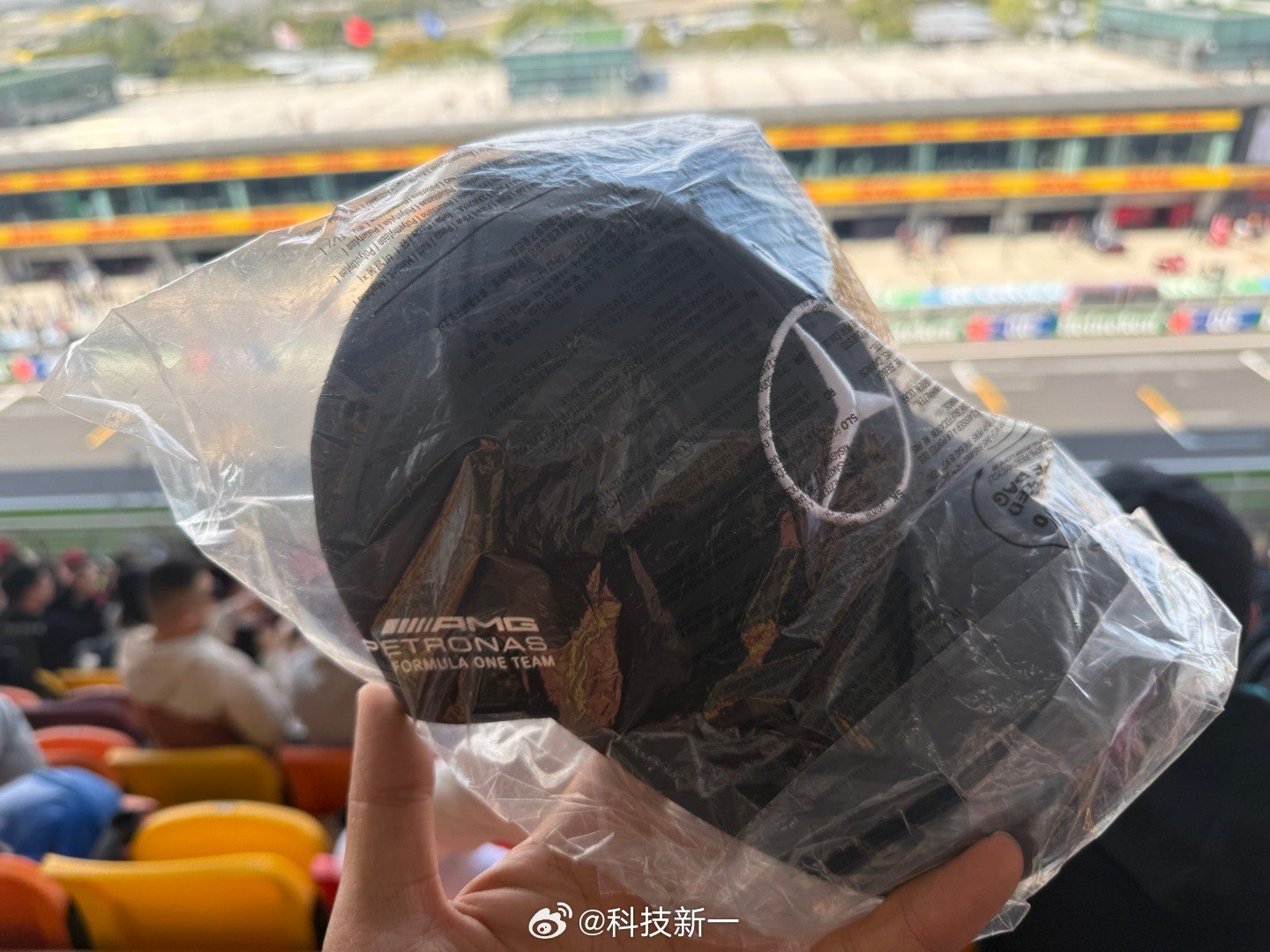 送一个奔驰AMG官方出品的帽子给大家…