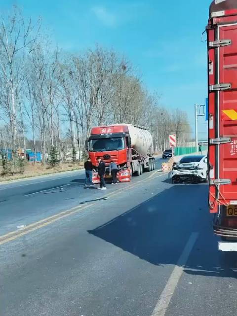 由衷感慨：小米SU7太硬了！这撞得可是油罐车！