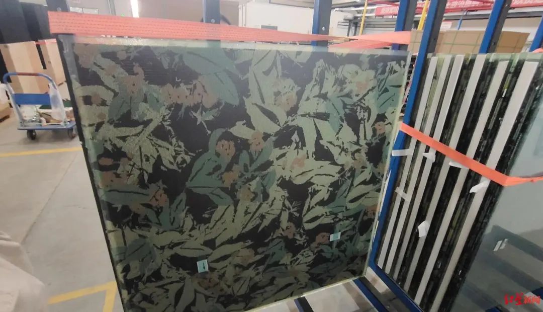 ▲成都中建材为客户生产的定制碲化镉发电玻璃