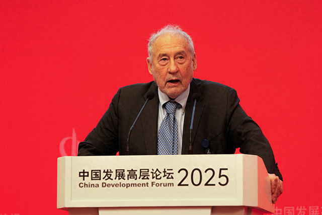 2025年3月23日,中国发展高层论坛2025年年会在北京开幕,哥伦比亚大学教授、2001年诺贝尔经济学奖获得者约瑟夫·斯蒂格利茨发言。 中新社记者 张祥毅 图