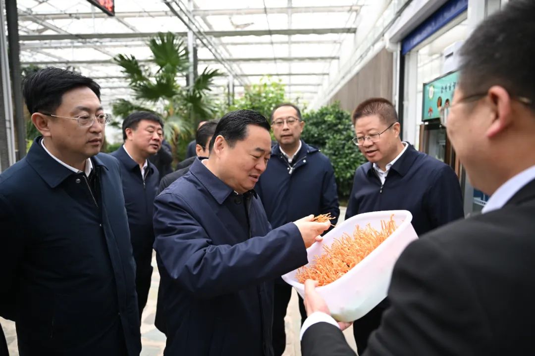 省委书记、省人大常委会主任郝鹏在省农科院设施农业专业技术创新中心了解农业科技创新等情况。