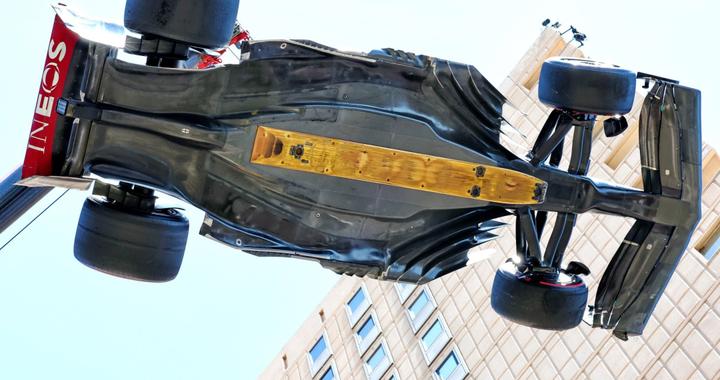 F1赛车上最重要的安全零件，为啥是块不起眼的小木板？