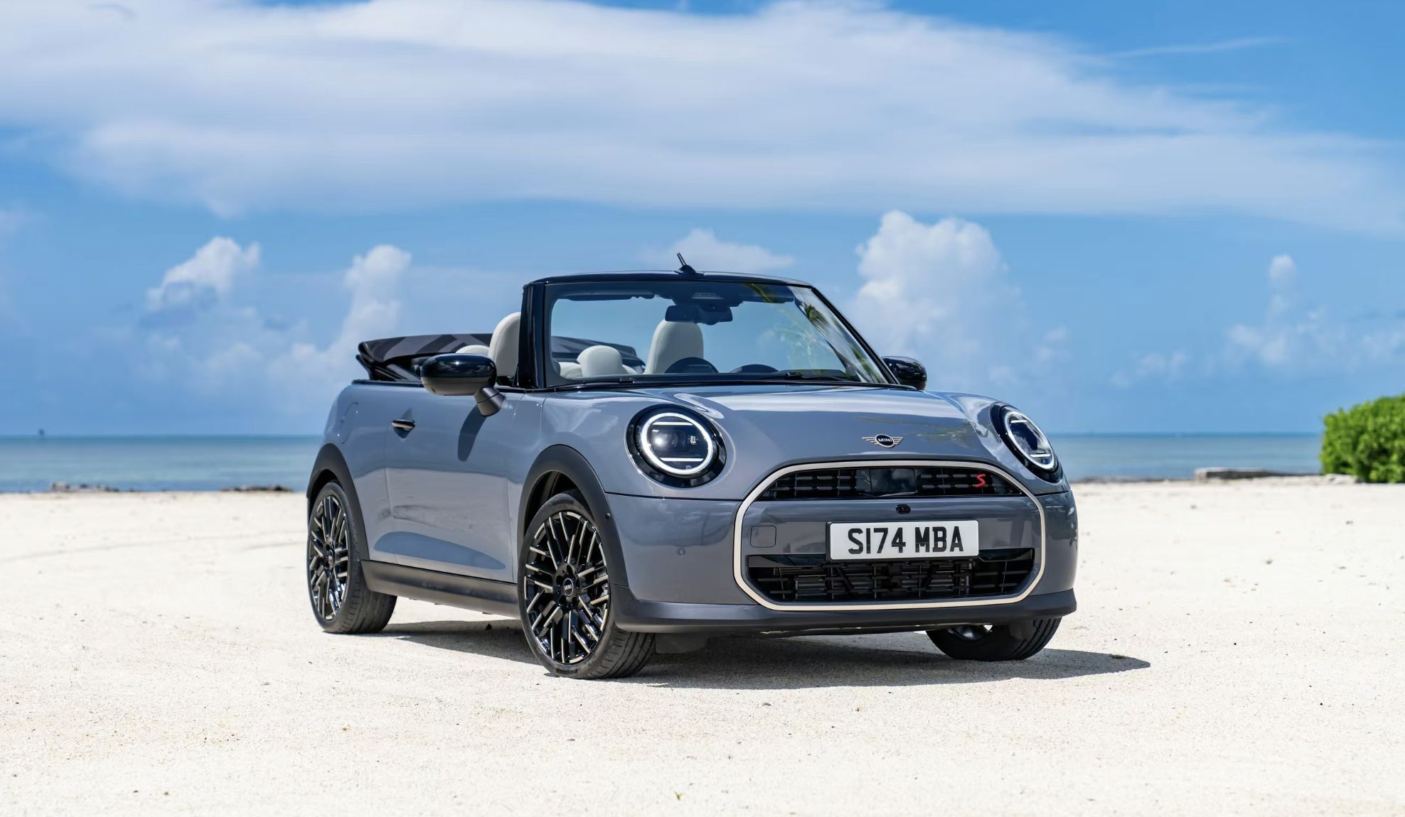 最前线｜全新 MINI Cooper Cabrio 燃油敞篷车即将到店，JCW Cabrio 首入中国市场。