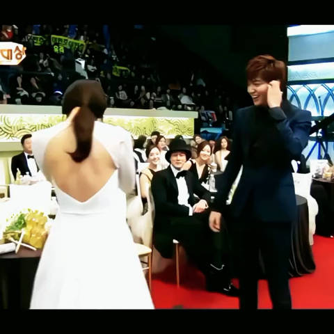 颁奖典礼如梦似幻，宛若金叹车恩尚婚礼盛况再现