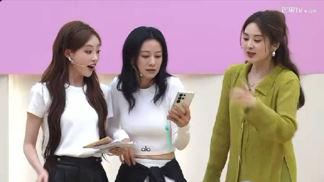 直播中，@倪虹洁 连线闫妮，并邀请她上浪姐…