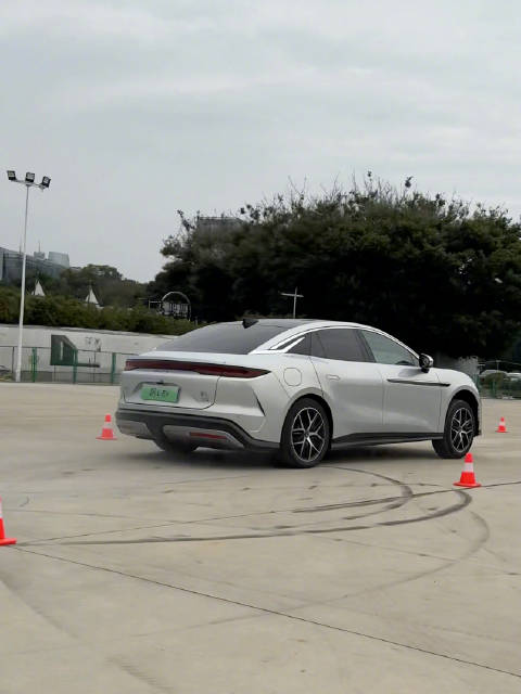 1102 匹马力，零百 2.7 秒…