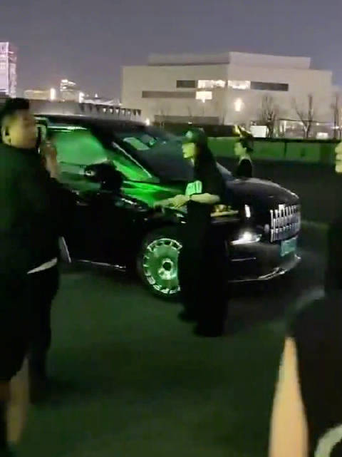 你们的男神王嘉尔的最新座驾，国内天花板级别MPV，009光辉