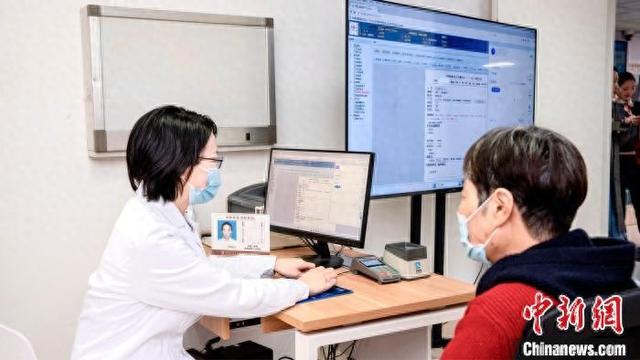 基层社区卫生服务中心医生使用大模型为患者进行健康服务。(拱墅区卫健局供图)