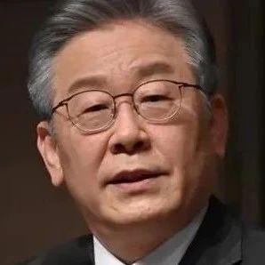 李在明在视察山火灾情时，被黑衣人袭击