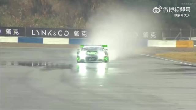 视频：王一博的85号奥迪R8 LMS GT3 Evo II赛车压到积水失控冲出赛道撞上护栏