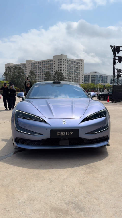 仰望U7：开启汽车