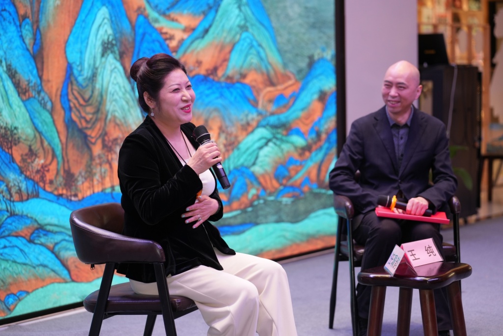 任珮韵（左）在发布会现场