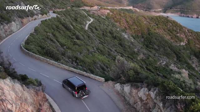 奔驰威霆露营车法国科西嘉岛之旅，风光是真的棒，看起来也很适合自行车爱好者