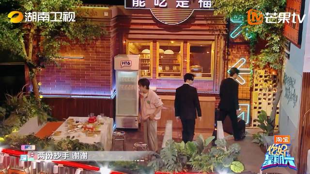 灯光一暗BGM一响，黑衣人就这么水灵灵地登场！