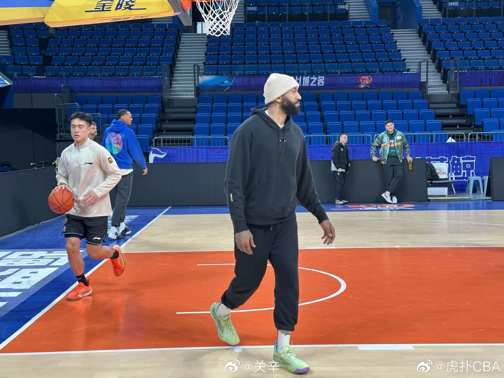 吉伦沃特与王少杰随广东队前往四川…