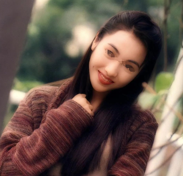 53岁港星，一家四口挤20平破屋，弟弟瘫痪，嫁残疾老公，如今后悔了吗？