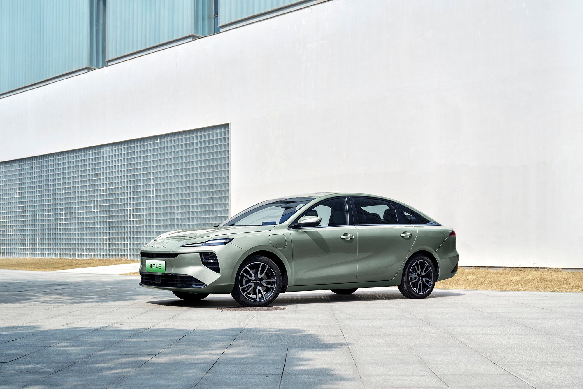 荣威纯电D6量产车首测成绩出来了，续航达成率116.9%，百公里电耗仅8.9kWh…