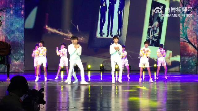 妈哎，杨博文的站姐发了TFBOYS当年带着师弟们跳《宠爱》！