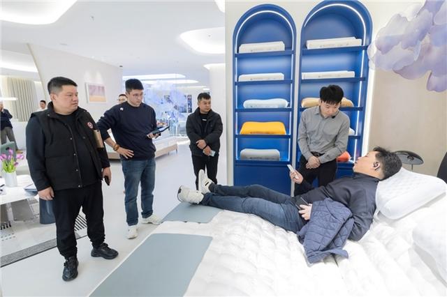 (图为消费者现场体验AI深睡智能床产品)