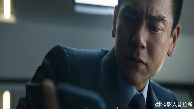 德华查出毒枭身边内鬼，嚣张挑衅警察，下秒更当面撞死他！