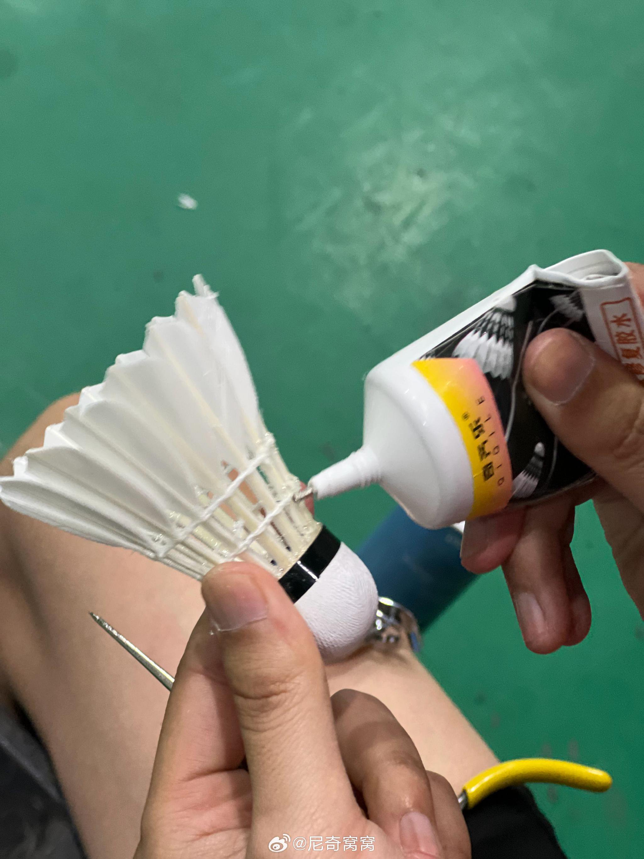 有个会修球的羽毛球球搭子太幸福了 修球的工具随身带着…