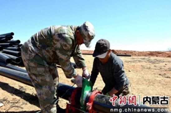 图为高标准农田建设工程中工人焊接地埋管道。张蜀雁摄