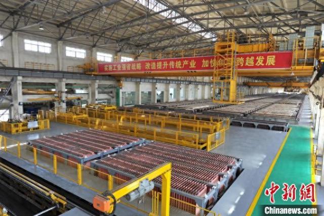 图为白银有色集团铜业公司电解车间生产场景。(资料图)受访企业供图