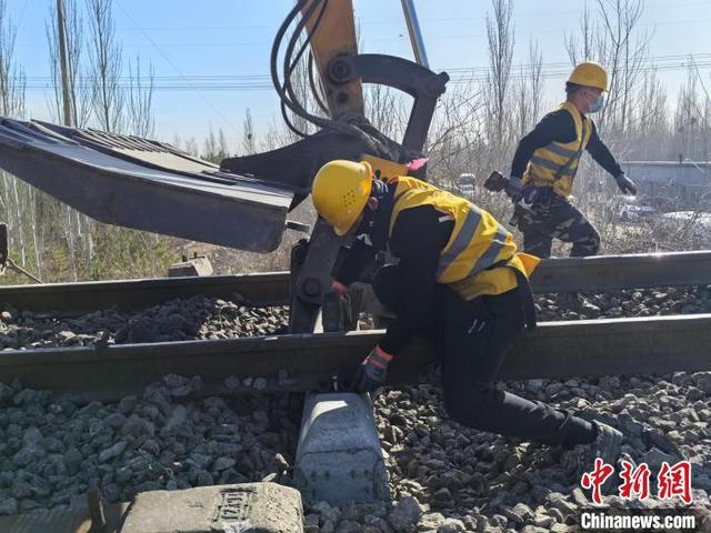 此次创下历年大秦铁路集中修施工投入人力和机械车辆最高纪录。吕宇飞 摄
