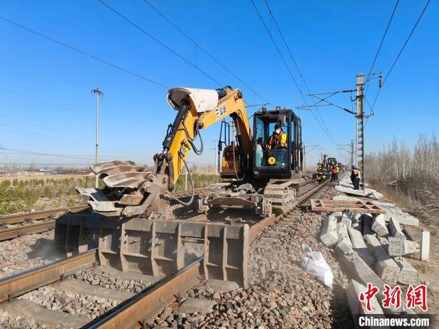 大秦铁路集中修施工现场。吕宇飞 摄