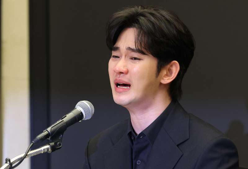 金秀贤开记者会道歉，网友：很像《来自星星的你》片段