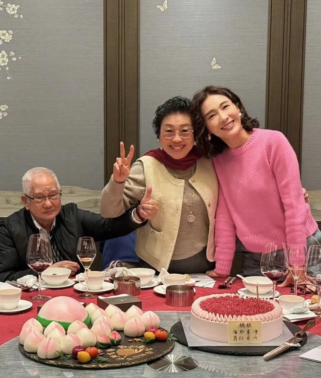 53岁黎姿近况曝光：一家四口挤20平破屋，弟弟瘫痪，嫁残疾老公，如今后悔了吗？