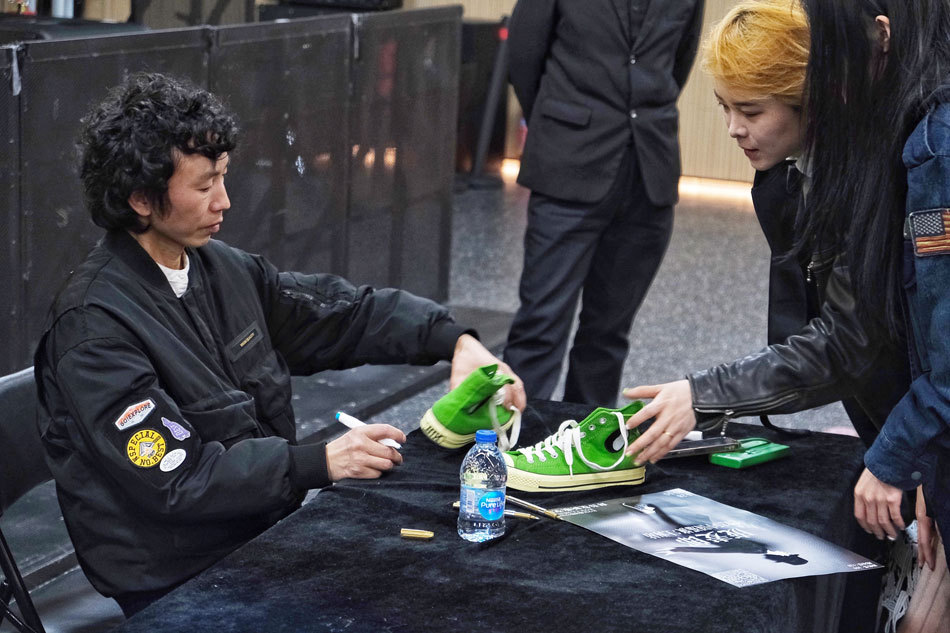 签售环节常有歌迷带来滑板鞋签名