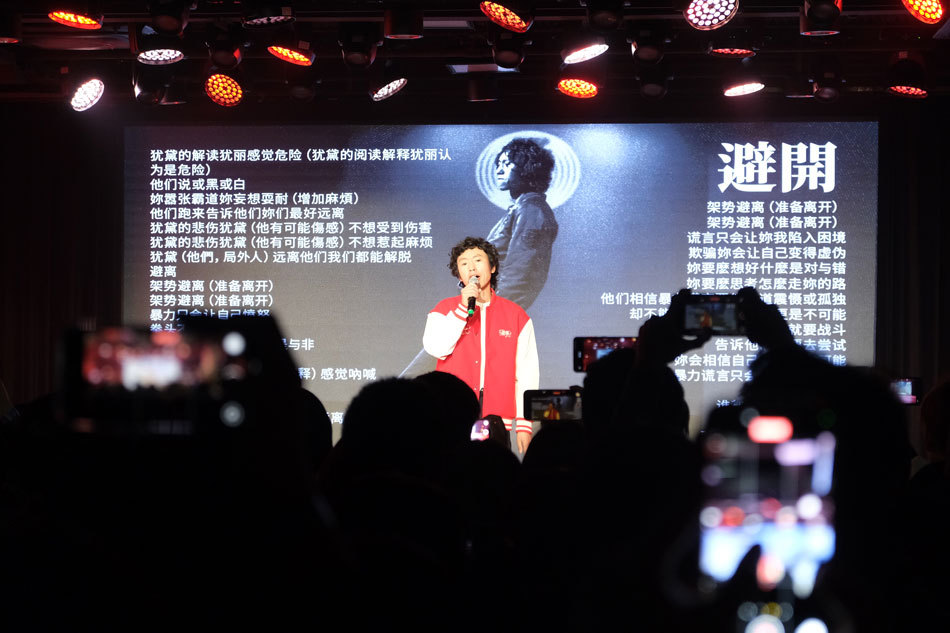 庞麦郎在演出中