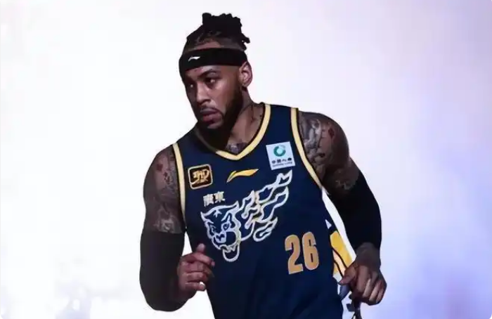 被任骏飞误伤，莫兰德赛季报销？亮相宏远宿舍，谁注意他的举动